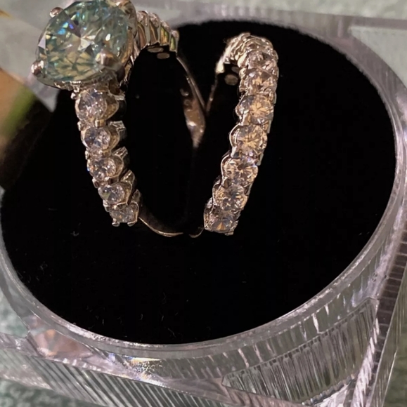 ONE DAY SALE ONLY!! Gorgeous Moissanite Diamond Engagement Set!! WOW!! 💍🤍💍🤍 - Picture 4 of 8